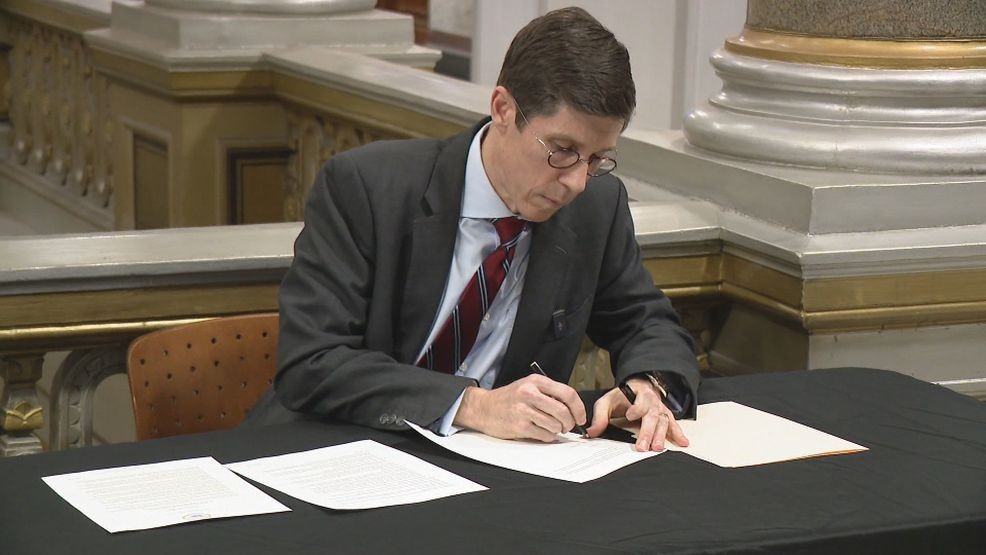 Image for story: Mayor Brett Smiley signs executive order prohibiting ICE activities on city property 