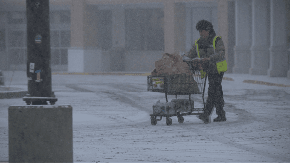 Image for story: Last minute shoppers out to prepare for winter storm