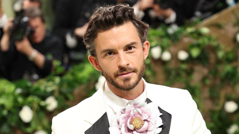 Image for story: Jonathan Bailey says it's hard 'not to laugh' while shooting 'Bridgerton' sex scenes