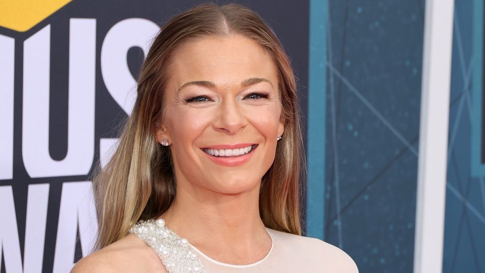 Image for story: LeAnn Rimes had a $10,000 treatment after her teeth fell out mid-concert