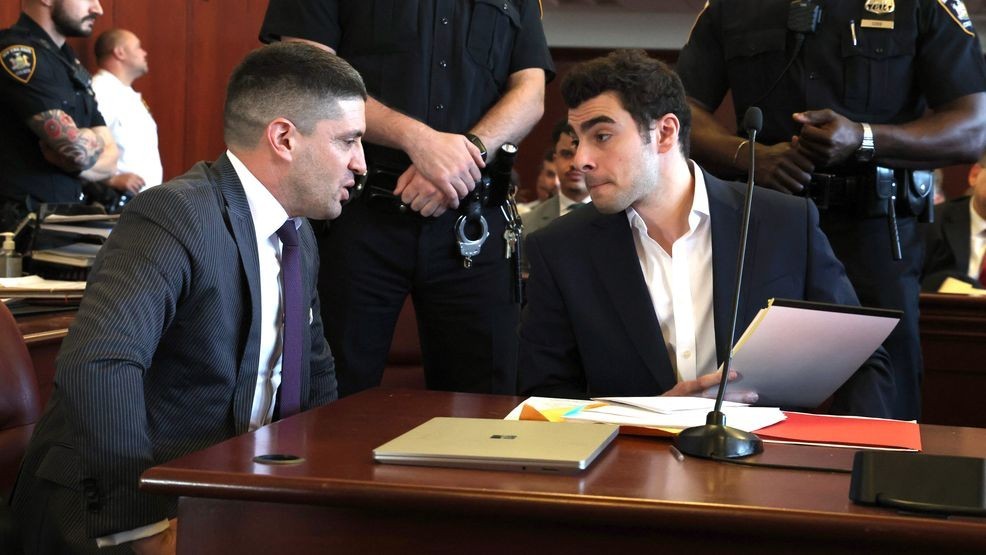 NEW YORK, NEW YORK - DECEMBER 18: Luigi Mangione (R) speaks to his attorney, Jacob Kaplan, during a suppression of evidence hearing in the killing of UnitedHealthcare CEO Brian Thompson in Manhattan Criminal Court on December 18, 2025 in New York City. Mangione's lawyers will argue to have the evidence thrown out because police officers allegedly did not read Mangione his Miranda rights and did not have a proper warrant when they searched his backpack at a Pennsylvania McDonald's last December. He is accused of fatally shooting UnitedHealthcare CEO Brian Thompson and faces state and federal murder charges. (Photo by Luiz C. Ribeiro-Pool/Getty Images)