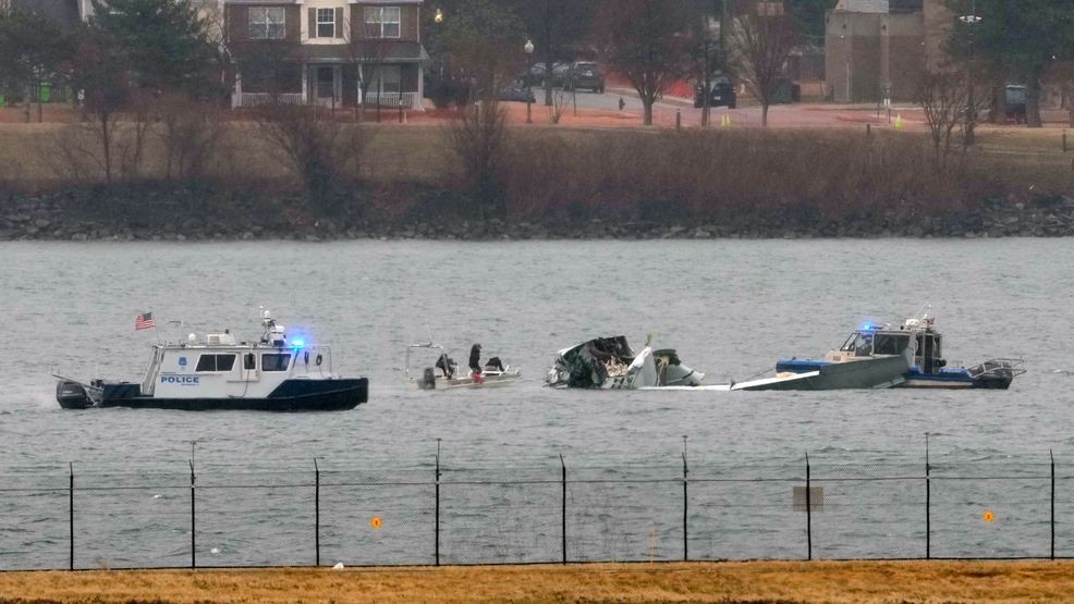 Image for story: Midair collision over Potomac: 1 year later, safety concerns persist