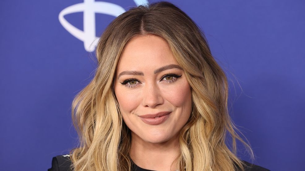 Image for story: Hilary Duff hits stage for first time in over 10 years & sings THIS 'Lizzie McGuire' song