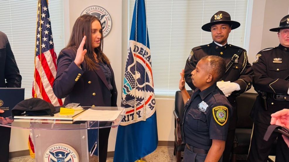 Image for story: ICE deputy director resigns from position for congressional bid